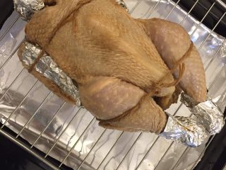中国式圣诞节上的烤鸡,如果有麻绳，请将它五花大绑起来，呵呵，朋友说，可不可以不要把它绑起来，看起来太残忍，绑起来只为了烤的时候能定型，烤出来形状更好，如果没有麻绳可以忽略…原谅我的残忍！