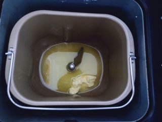 网红雪花酥（面包机版）,黄油切小块放面包机中，启动翻炒功能，渐渐地黄油会慢慢溶化