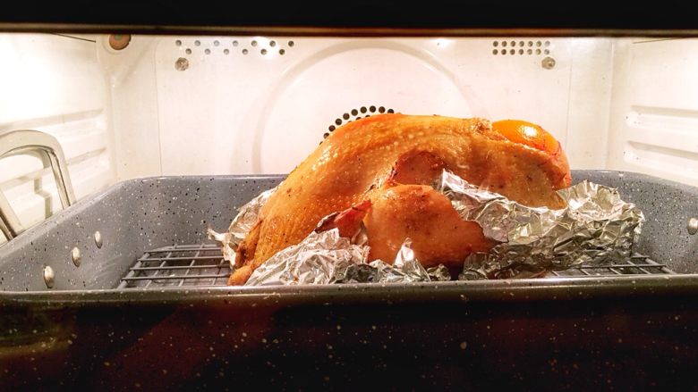 烤鸡,再次取出刷调料三的材料入烤箱，这时烤鸡已上色，色泽光亮鲜美。
