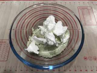 抹茶马卡龙（面粉版）,挖三分之一的蛋白和面粉混合用按压手法混合均匀至看不见蛋白