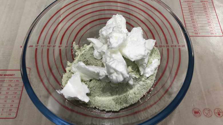 抹茶马卡龙（面粉版）,挖三分之一的蛋白和面粉混合用按压手法混合均匀至看不见蛋白