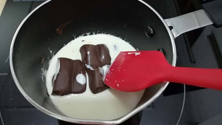 抹茶马卡龙（面粉版）,加入黑巧克力搅拌融化，我用的是德芙黑巧克力