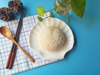 #宝宝辅食#海鲜菇盖饭,米饭倒扣在盘子上