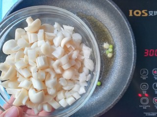 #宝宝辅食#海鲜菇盖饭,海鲜菇入锅炒出汁