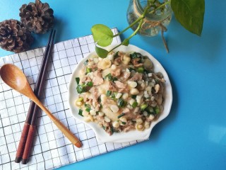 #宝宝辅食#海鲜菇盖饭,淋入炒好的海鲜菇，简直了