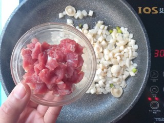 #宝宝辅食#海鲜菇盖饭,下肉片炒至断生