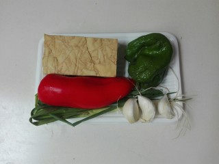厨房挑战+素菜+红花配绿叶节节高(糕),准备好了食材