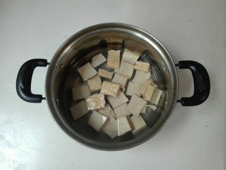 厨房挑战+素菜+红花配绿叶节节高(糕),放小锅里和冷水一起烧开