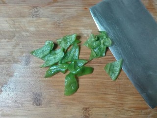 厨房挑战+素菜+红花配绿叶节节高(糕),青椒洗去籽切小三角块