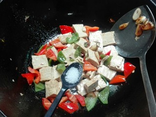 厨房挑战+素菜+红花配绿叶节节高(糕),放半小勺盐
