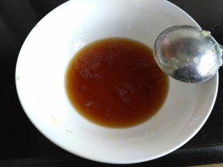 脆皮酱肘子,舀一勺炖肘子的汤，加一勺蜂蜜，搅拌均匀