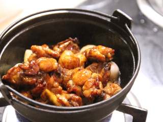 台式三杯鸡,鸡肉下锅后，用筷子或者勺子翻均匀。让鸡肉能吸收到香料的味道。