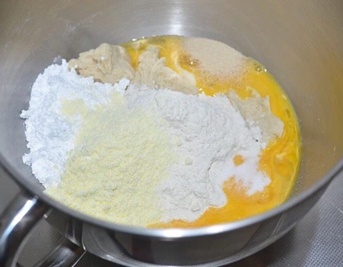 颜值椰蓉花面包,将发酵好的（1）撕成小块与（2）中除了了黄油以外的其它材料一起放厨师机中的搅拌桶中