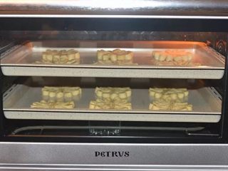 颜值椰蓉花面包,烤箱中放一杯热水开启发酵功能，将做好的面包胚放烤箱中发酵