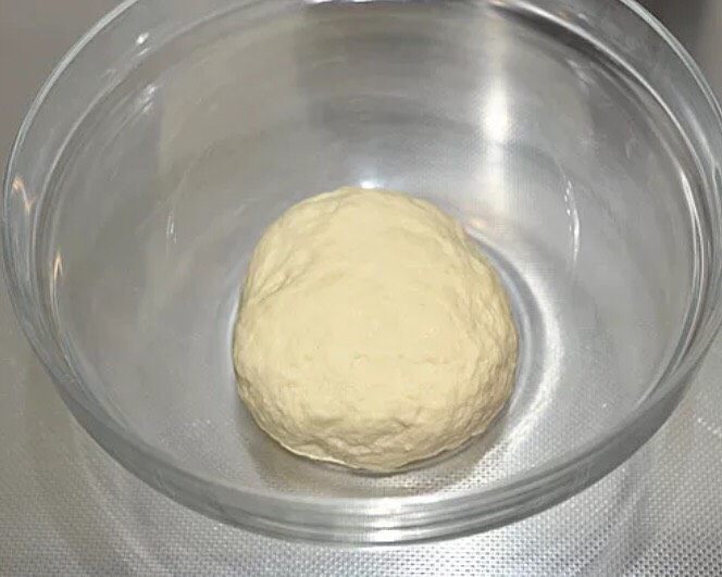 颜值椰蓉花面包,将（1）的材料混合后揉成团，盖保鲜膜放温暖处发酵