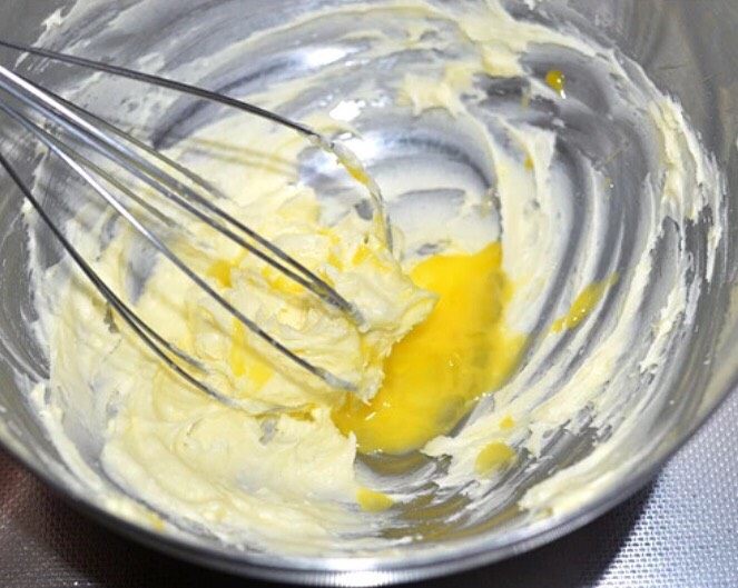 颜值椰蓉花面包,分次加入全蛋液，每次都搅拌均匀再加下一次，直至全部加完，五分钟左右即可