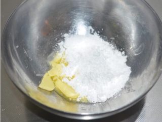 颜值椰蓉花面包,面团醒发的时间制作椰蓉馅，软化好的黄油放入糖粉搅拌均匀