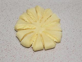 颜值椰蓉花面包,移入烤盘中，每片的中间在剪一刀