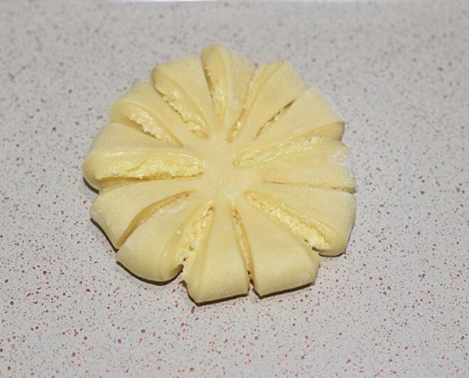 颜值椰蓉花面包,移入烤盘中，每片的中间在剪一刀