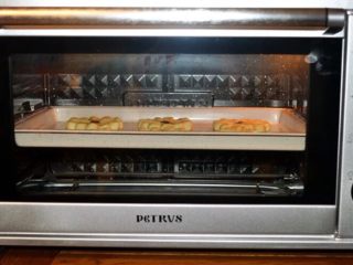 颜值椰蓉花面包,放入预热好的烤箱中，上火190度下火，170的烤箱中层