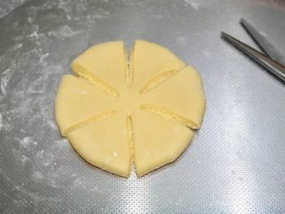 颜值椰蓉花面包,用剪刀剪成6瓣，中间不要断