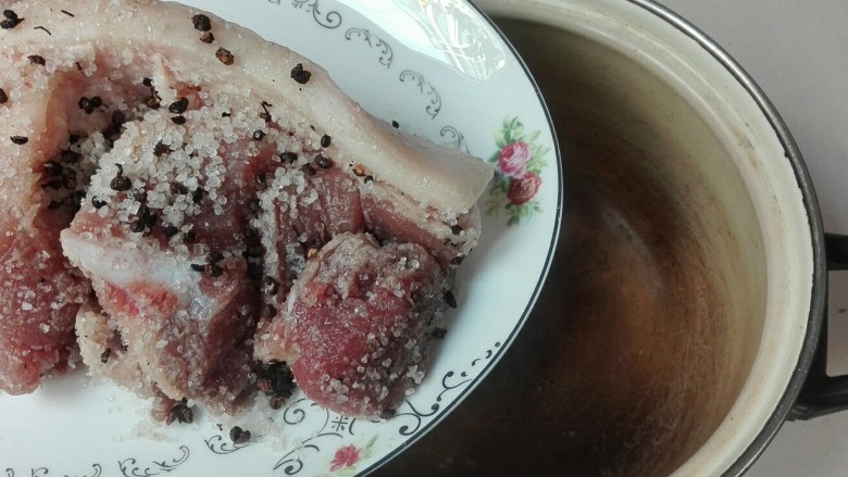 冬天里的一把火+焦(椒)香麻麻+盐炒花椒腌带皮五花肉咸肉,把肉放进一个开水煮烫过的搪瓷锅里面