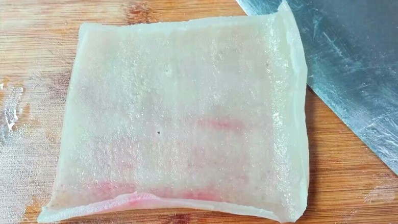 冰清玉洁~养颜润肤枸杞猪皮冻,用刀斜着削去肉皮上面的肥肉