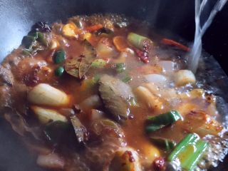 钵钵鸡,倒入熬好的鸡汤，根据自己的口味，调入适量的盐和花椒粉