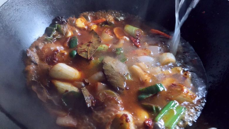 钵钵鸡,倒入熬好的鸡汤，根据自己的口味，调入适量的盐和花椒粉