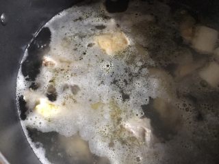 钵钵鸡,鸡骨头重新放到刚才焯鸡块的水中，炖汤，我用电压力锅，约15分钟就可以了