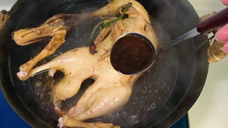 绝味蜜酱卤鸭,中途开盖，看看鸭子的生熟程度和水位的多少，并需要经常翻面，以免粘锅