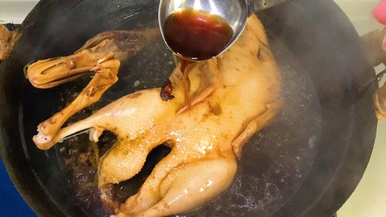 绝味蜜酱卤鸭,煮得差不多了，把汤汁不停地淋在鸭子身上