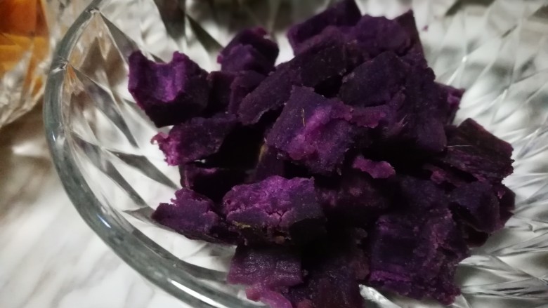 煮个牛奶～摩摩喳喳(牛奶版),紫薯切成小丁