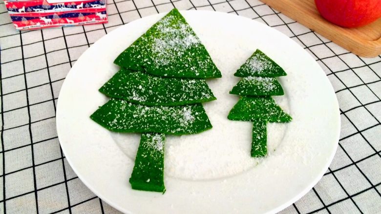 创意摆盘~雪中圣诞小树(椰蓉菠菜蛋饼),雪中的圣诞树~作品完成！