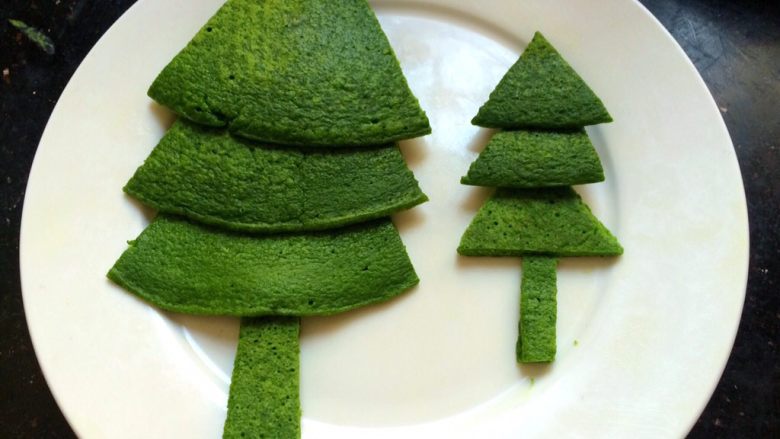 创意摆盘~雪中圣诞小树(椰蓉菠菜蛋饼),摆盘好的造型，绿绿的是不是特别像圣诞树