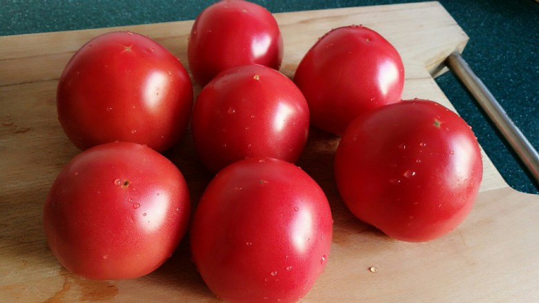 番茄酱的做法,<a style='color:red;display:inline-block;' href='/shicai/ 59'>番茄</a>清洗干净。