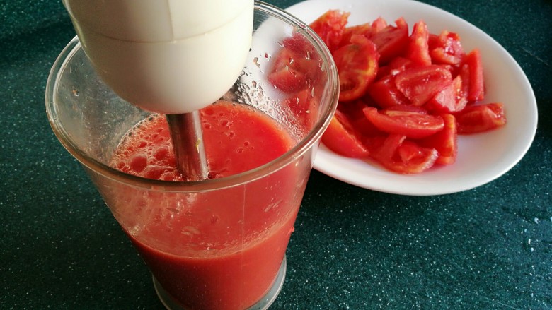 番茄酱的做法,放入料理机直接搅打成番茄汁，注意不要再加水。