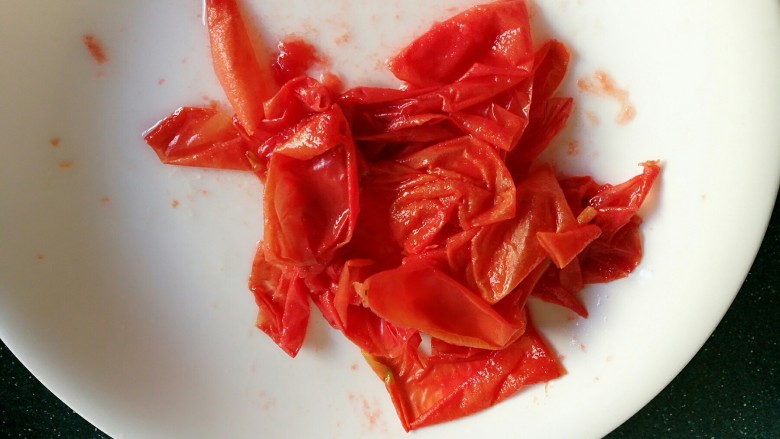 番茄酱的做法,轻轻松松剥下来的番茄皮。
