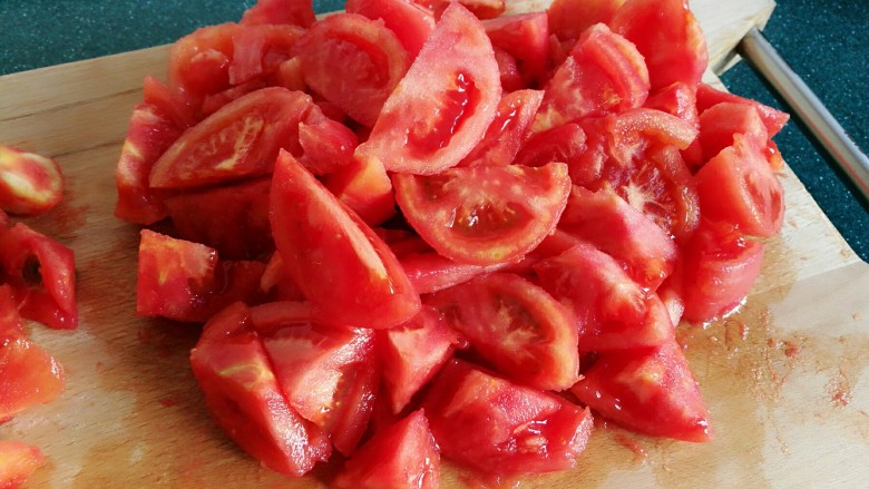 番茄酱的做法,把番茄的蒂部去掉不要，然后切成块状。