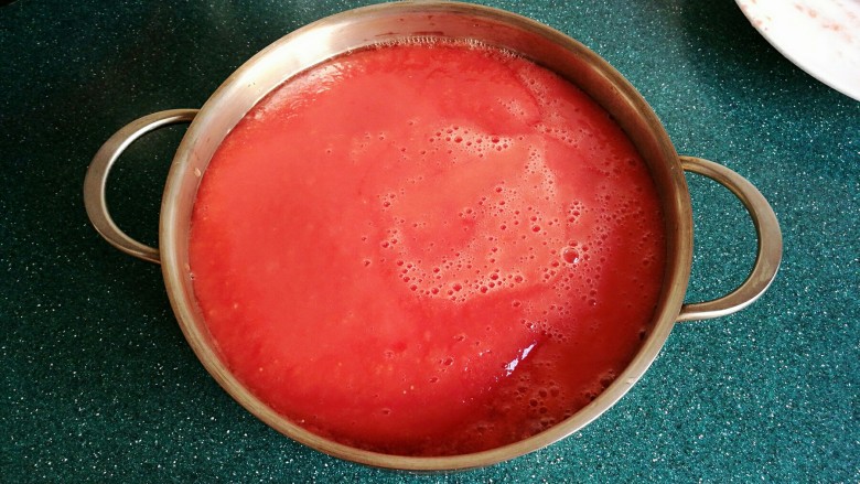 番茄酱的做法,打好的番茄汁倒入锅里。