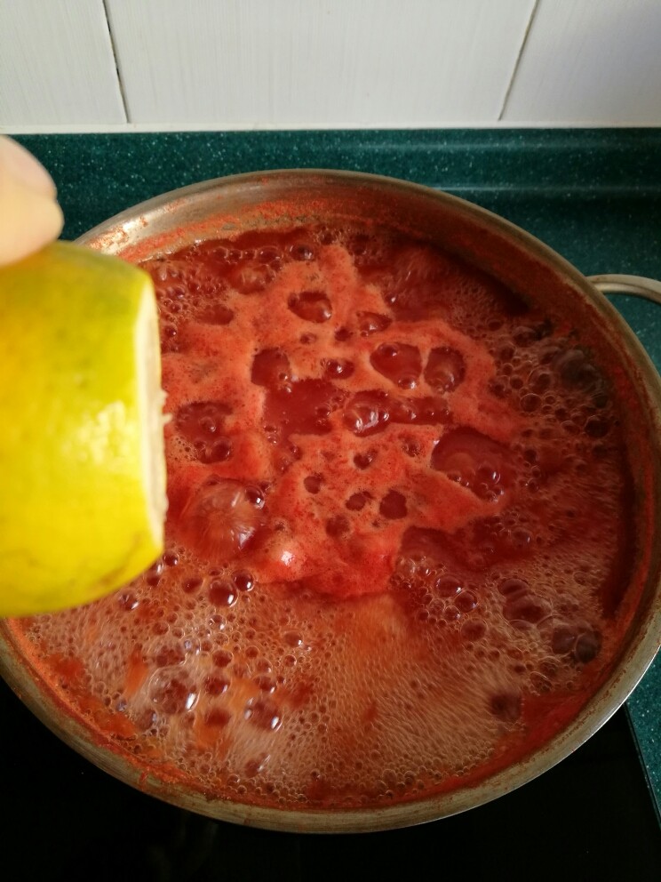 番茄酱的做法,等到茄汁变粘稠，挤入柠檬汁。没有柠檬的可以倒点白醋进去。