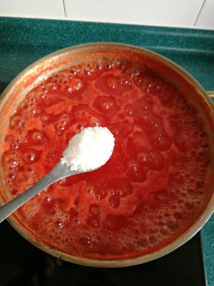 番茄酱的做法,最后加入一勺盐。记得要不停的搅拌，防止糊锅哦！
