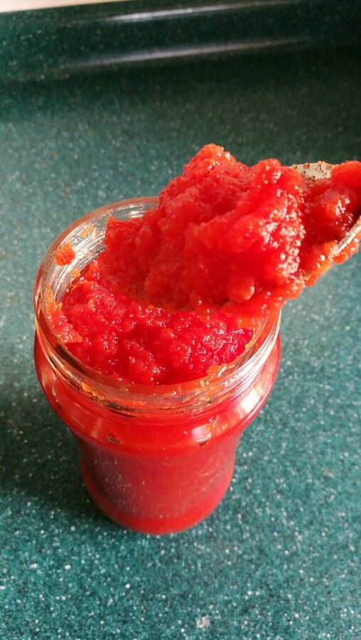 番茄酱的做法,装入提前消毒晾干的瓶子里，放入冰箱冷藏。
装番茄酱的瓶子要提前清洗干净，然后放锅里煮10分钟，晾干备用。