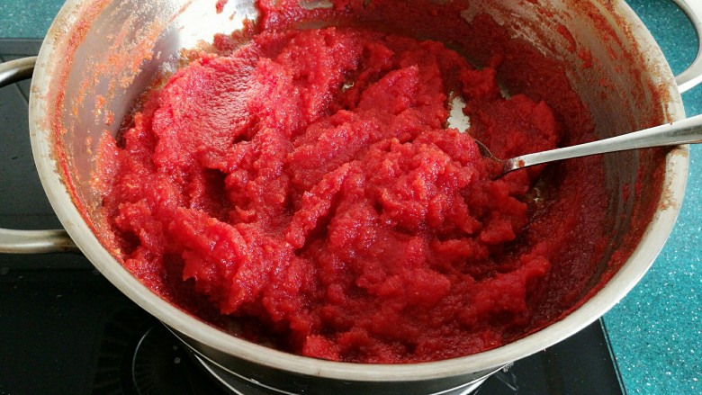 番茄酱的做法,随着水分的消失，锅里的茄汁越来越少，浓度越来越高，最后熬成这种酱的状态