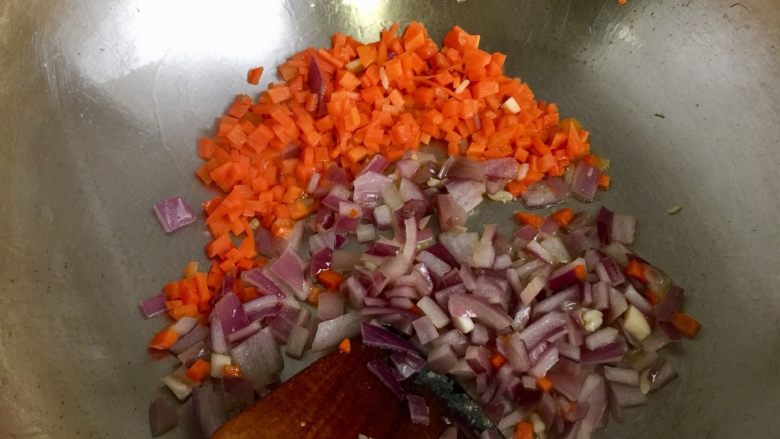 剩菜的华丽转身➕五彩杂蔬炒饭,加入胡萝卜煸香
