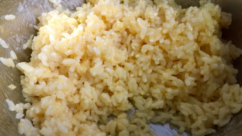 剩菜的华丽转身➕五彩杂蔬炒饭,戴上一次性手套，将米饭捏散，跟蛋液捏均匀。这样的米饭炒出来很容易就粒粒分明了，是阿晨的小窍门