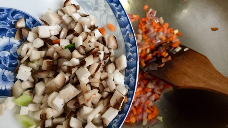 剩菜的华丽转身➕五彩杂蔬炒饭,加入香菇翻炒
