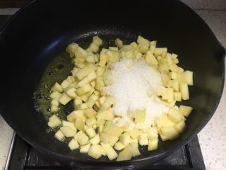 苹果派,不粘锅内加入黄油，开小火黄油融化，倒入苹果丁、细砂糖，翻炒