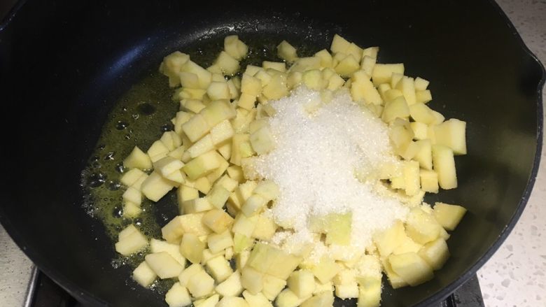 苹果派,不粘锅内加入黄油，开小火黄油融化，倒入苹果丁、细砂糖，翻炒