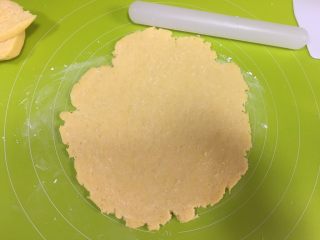 苹果派,取出冷藏松弛好的面团，在揉面垫子上撒适量低粉防粘，把面团分为1:3的两份，大的面团擀到比6寸大的圆形